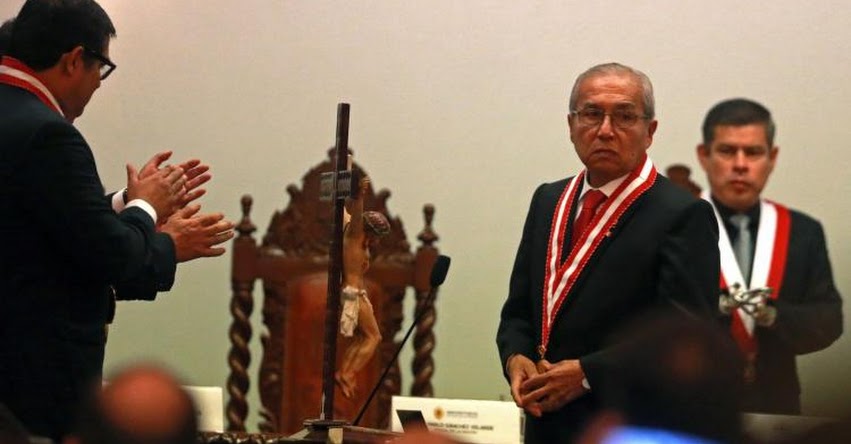 PEDRO CHÁVARRY: Fiscal que un día miente y al día siguiente se retracta, sostiene que «no tiene motivos para renunciar» PEDRO CHÁVARRY: Fiscal que un día miente y al día siguiente se retracta, sostiene que «no tiene motivos para renunciar»