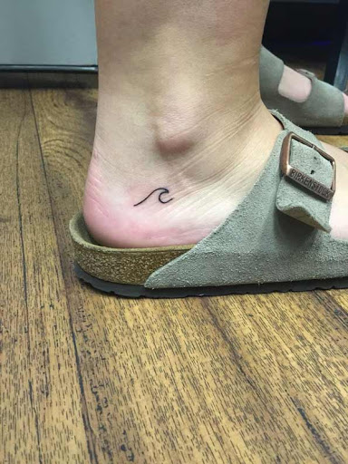 Este pequeno calcanhar de tatuagem