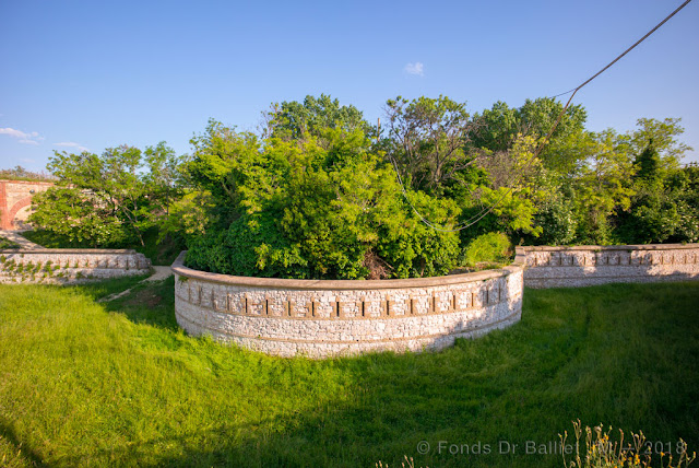 Forte Altavilla — Gorge de l'ouvrage et mur à la Carnot