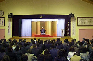講演会講師・三遊亭楽春のコミュニケーション講演会の風景。