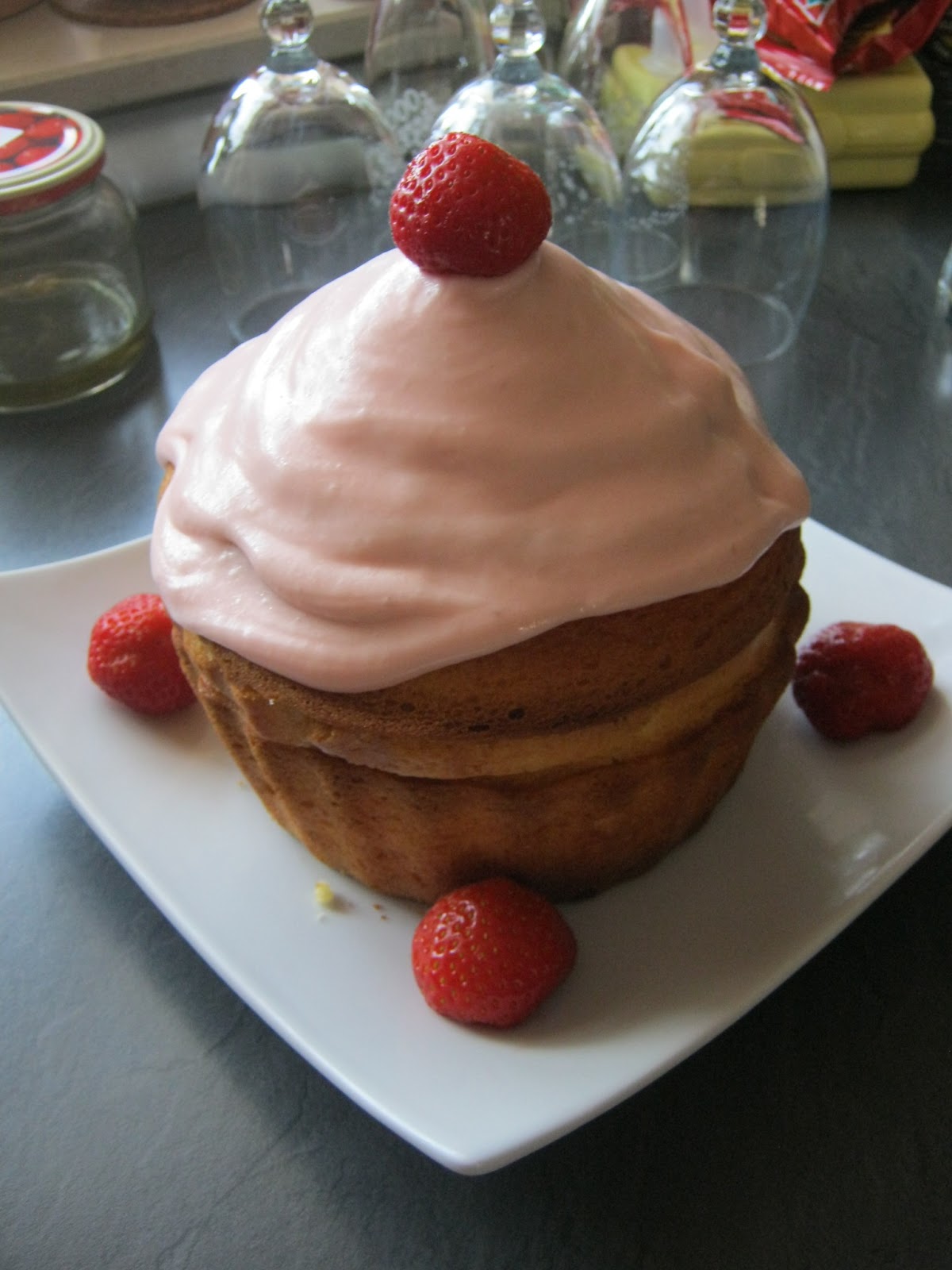 Julia&amp;#39;s Sweet Bakery: Giant Vanille Cupcake mit Erdbeer-Quark-Sahne ...