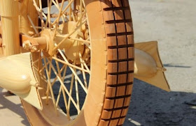 دراجة نارية لا تصدق منحوتة بالكامل من الخشب!