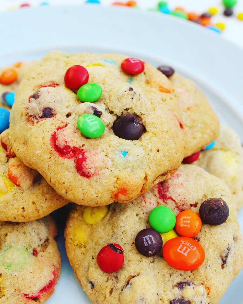 Galletas con chispas de chocolate y M&M’s Delirios de Cocina Galletas con chispas de chocolate y M&M’s Delirios de Cocina