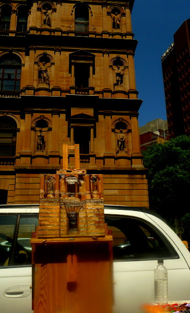 plein air oil painting of Lands Department building in Bridge st Sydney by heritage artist Jane Bennett