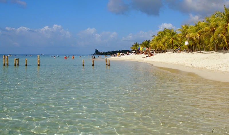 Photo de la plage de West Bay sur l'île de Roatan au Honduras