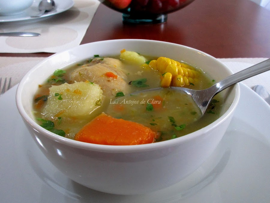 Sopa de pollo colombiana