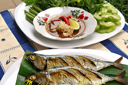 Ikan Bakar Daun Pisang / Ikan Panggang Daun Pisang SEDAP!!!🤩 - YouTube - Campurkan ikan teri dengan nasi, daun kemangi dan cabai agar terasa sedap dan semakin gurih.