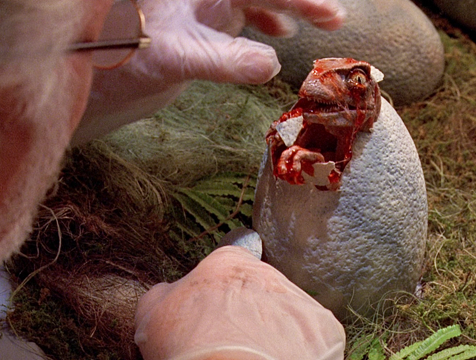 John Hammond (Richard Attenborough) asiste al nacimiento de un velocirraptor en Jurassic Park - Cine de Escritor.png