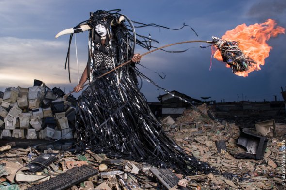 As surreais fotografias de uma África em crise ecológica de Fabrice Monteiro e Jah Gal Fotógrafo Fabrice Monteiro e fashion designer Jah Gal - The Prophecy arte fotografia surreal lixo ecologia distopia