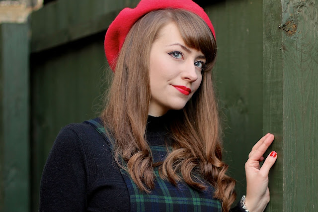 Beret worn with loosely curled hair Beret worn with loosely curled hair