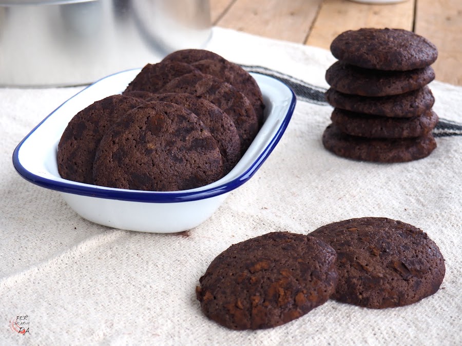 Galletas de chocolate negro y cacao en polvo, con rebozado extra en cacao antes del horneado