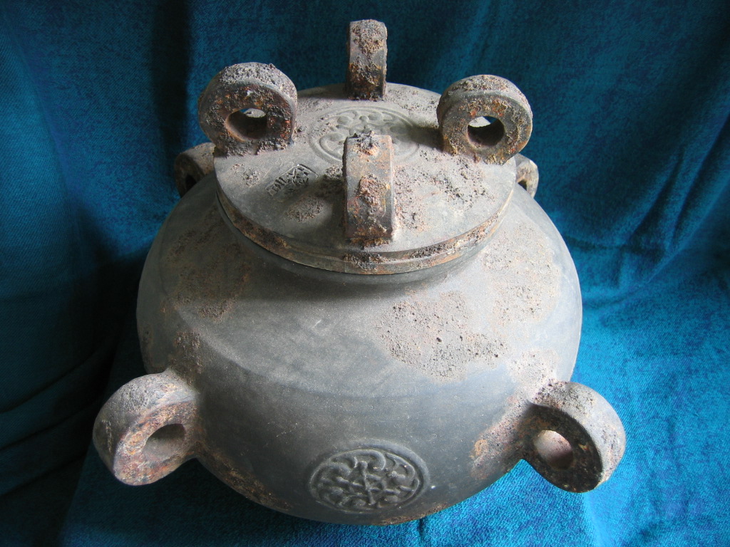 fatilour A LOOPED EARS POTTERY JAR.