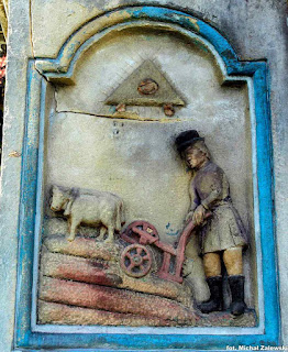 Św. Izydor. Płaskorzeźba na cokole figury z 1863 r. w Kornatce koło Dobczyc Św. Izydor. Płaskorzeźba na cokole figury z 1863 r. w Kornatce koło Dobczyc