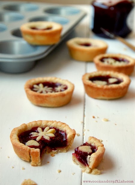 mini crostatine con marmellata...fiori e cuoricini