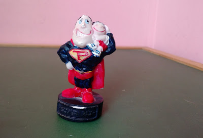 Miniatura de resina de boneco estático pai e filho em cima de uma base, superpai   8+1,5 cm de altura  R$ 25,00