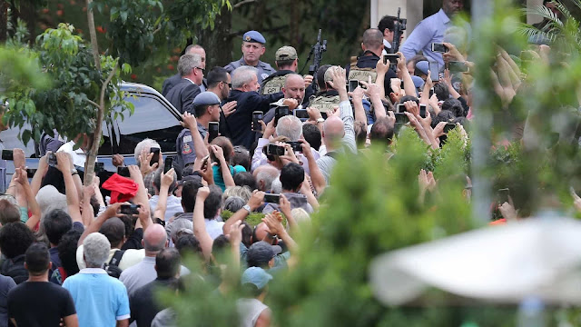 Gilmar Mendes liga para Lula, que reage aos prantos no velório