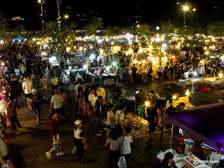 JJ GREEN MARKET, MERCADO NOCTURNO DE FIN DE SEMANA, BANGKOK. TAILANDIA