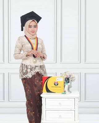 Gambar model hijab wisuda wajah bulat terbaru Gambar model hijab wisuda wajah bulat terbaru
