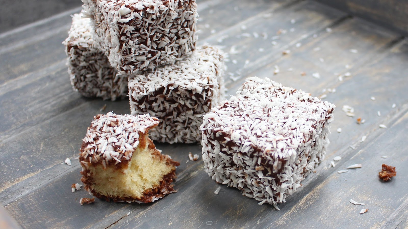 Lamingtons | Australische Schokoladen Kuchenwürfel - Mrs Flury ...