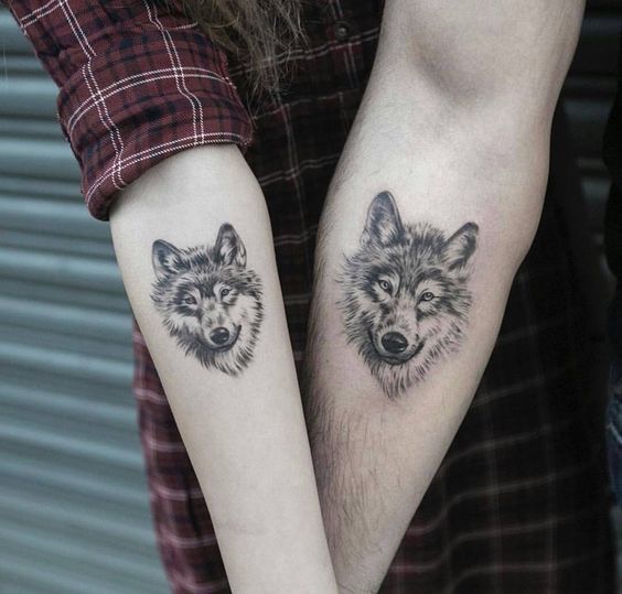 Vemos un tatuaje de pareja original
