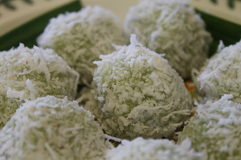 Kuih Onde Onde Sedap dan Lembut - Azie Kitchen