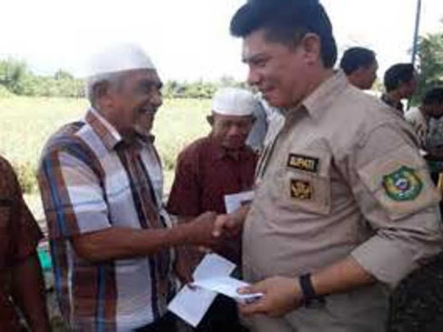 Danny Missy Beri Insentif ke 384 Tokoh Agama di Halmahera Barat Danny Missy Beri Insentif ke 384 Tokoh Agama di Halmahera Barat