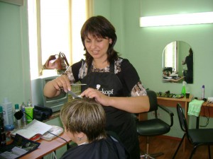 ученики парикмахеров. в сельской парикмахерской. учеба на парикмахера. химзавод парикмахер ученица. ученики парикмахеров.