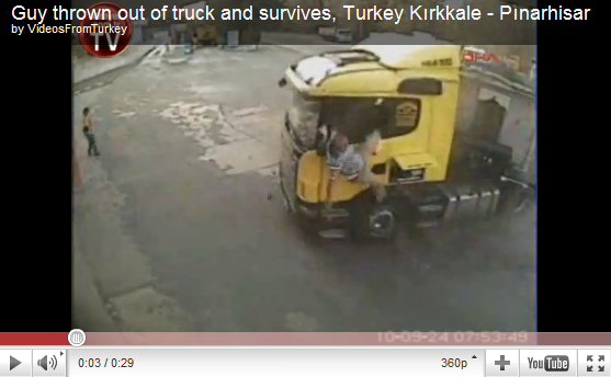 videos de camiones accidentes sale despedido por la ventanilla