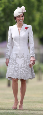 Robe manteau Catherine Walker / escarpins Gianvito Rossi / minaudière Prada