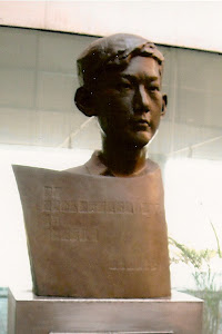 遇罗克雕像作者: 郑敏, 北京宋庄美术馆 。