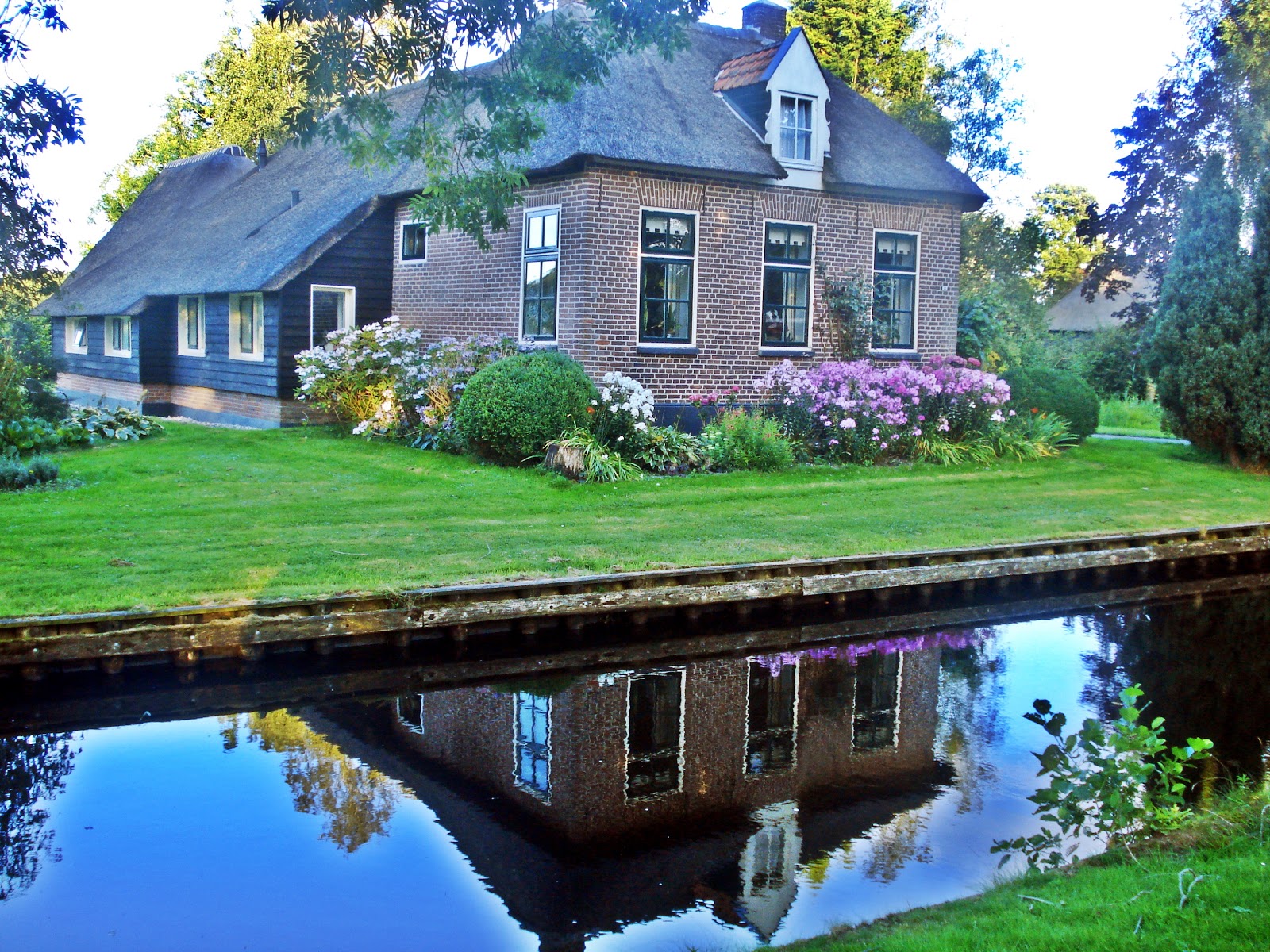 Деревня Лосдрехт в Нидерландах. Все дома на островах, оставшихся после добычи то