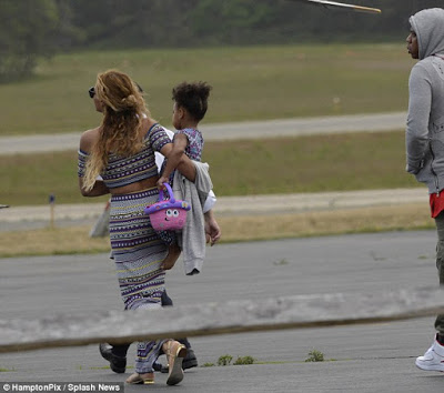 Photos: Jay Z and Beyonce Travel with Lots of Cash in Bag