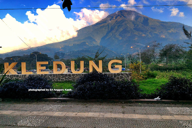 Rest area Kledung berada di kaki Gunung Sumbing dan Gunung Sindoro. Foto Rest area Kledung yang berada di kaki Gunung Sumbing dan Gunung Sindoro.