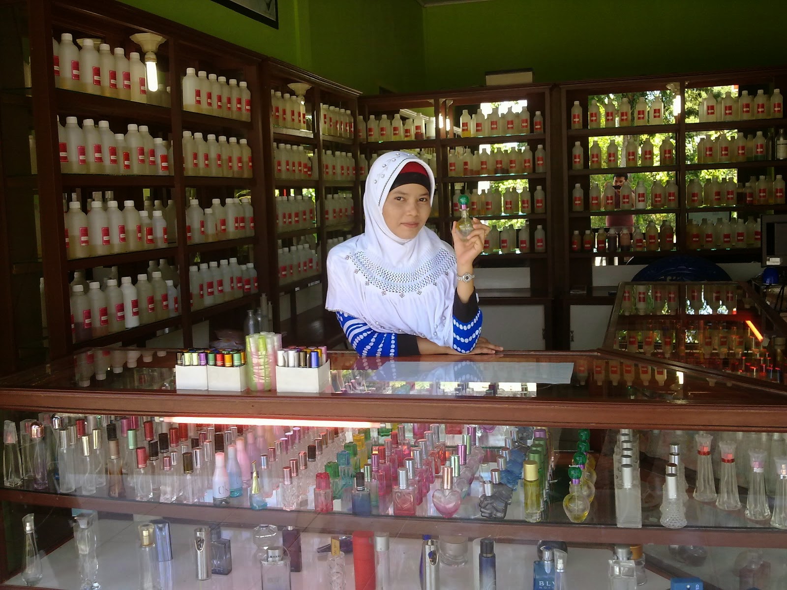 Desain Toko parfum Minimalis Unik Sederhana