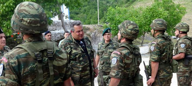 Ο Καμμένος με παραλλαγή φαντάρου και τα γυαλιά στο λαιμό ανακοινώνει μεταθέσεις στα σύνορα Ο Καμμένος με παραλλαγή φαντάρου και τα γυαλιά στο λαιμό ανακοινώνει μεταθέσεις στα σύνορα