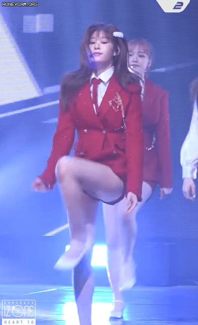 아이즈원> 늘씬한 빨간 김민주 . GIF