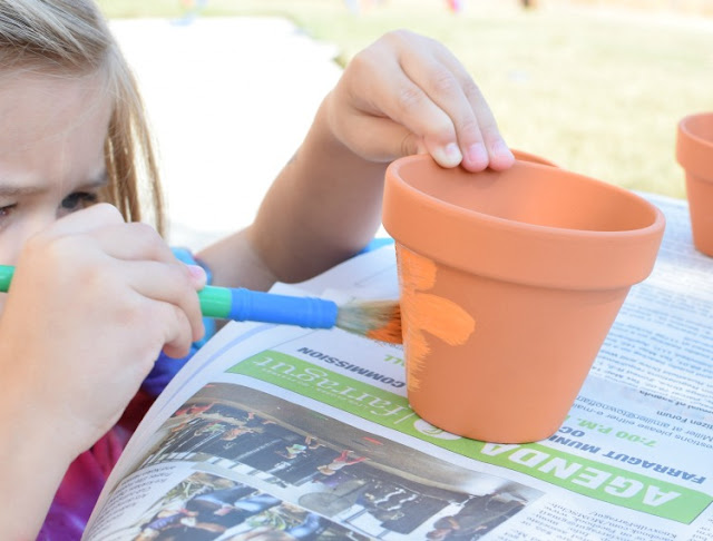 Jack-O-Lantern Flower Pots - Kid's craft for Halloween.  Children will love painting friendly or spooky jack-o-lantern faces!  Great activity for kindergarten or elementary kids.