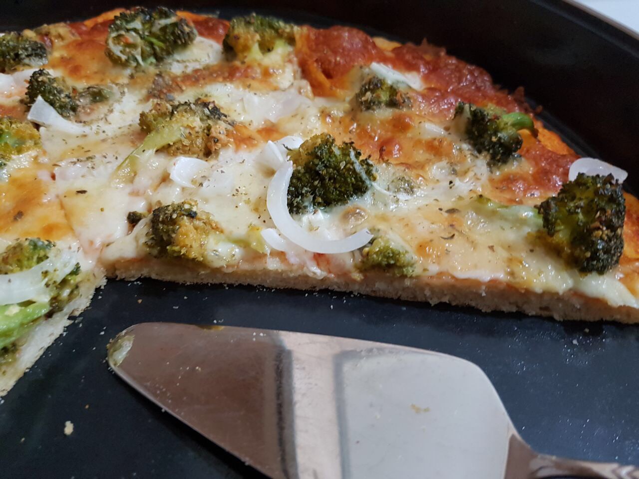 Peynirli ve brokolili pizza tarifi Peynirli ve brokolili pizza tarifi