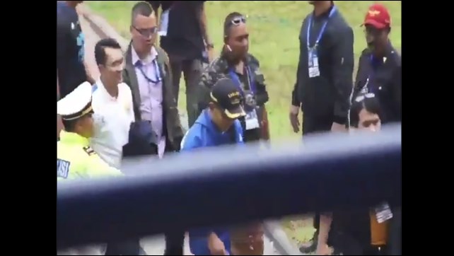 Heboh! Suporter Persib Bandung Teriakkan "Prabowo" saat Ridwan Kamil Masuk Stadion Heboh! Suporter Persib Bandung Teriakkan "Prabowo" saat Ridwan Kamil Masuk Stadion