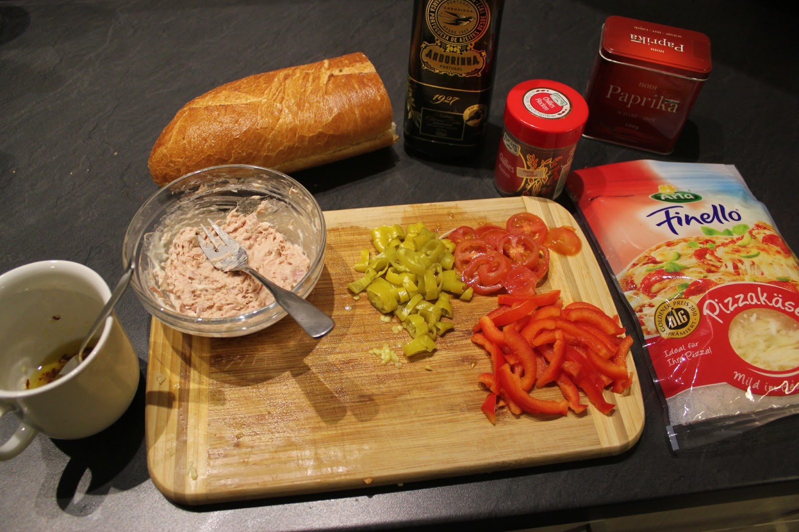 Sweet &amp; Spicy: Abendbrot: Überbackenes Baguette mit Thunfisch, Tomaten ...