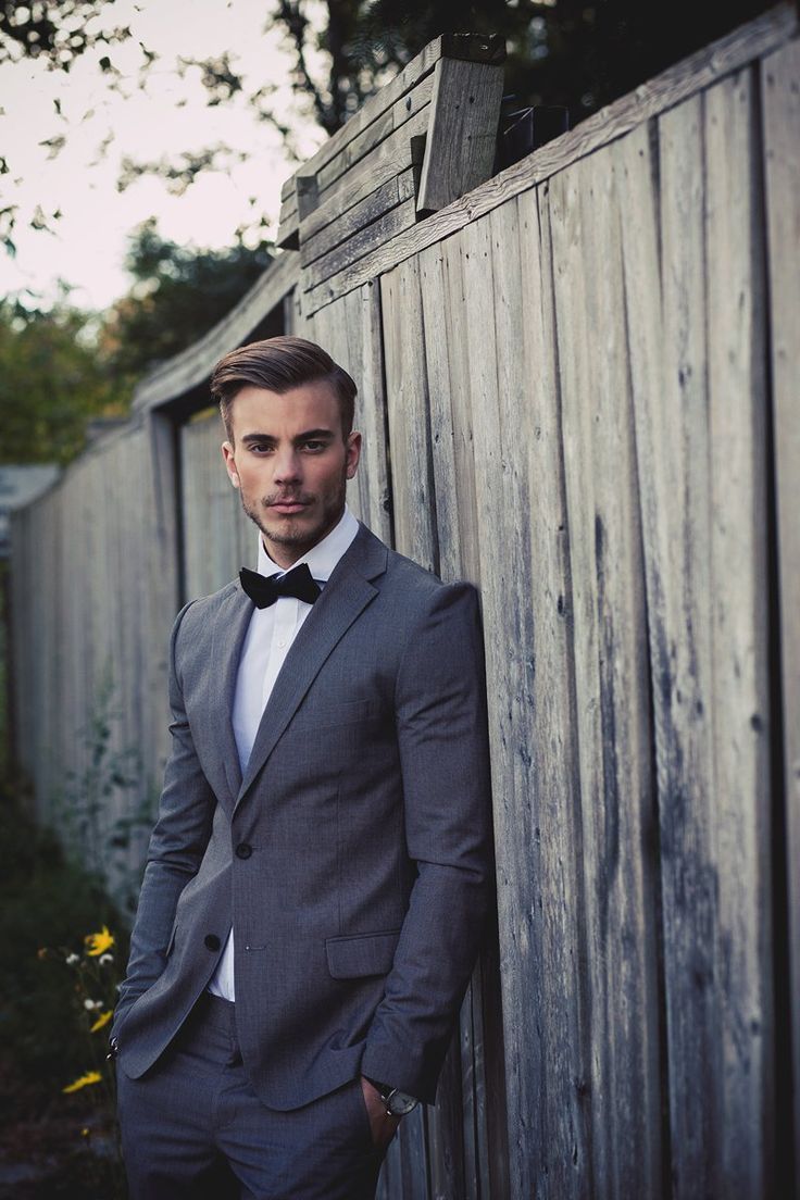 terno gris con camisa rosada