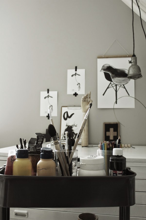 atelj'e, studio, tavlor, tavla, svartvitt, svartvita konsttryck, stol, stolar, oak, ekollon, poster, posters, artprint, på väggen, arbetrum, penslar, pensel