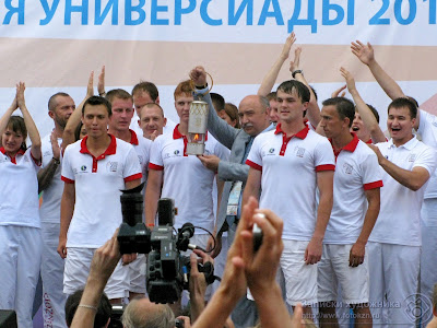 Ильшат Гафуров держит капсулу с огнем Универсиады 2013