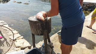 Fischer beim Putzen eines Fisches