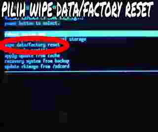Memilih wipe data pada menu recovery mode