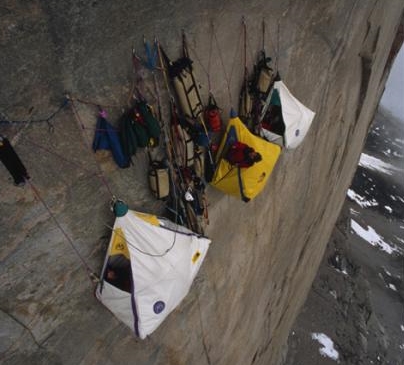 альпинисты в палатке