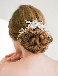 Recogido desenfrenado con peineta de novia Fuente: bodasnovias.com