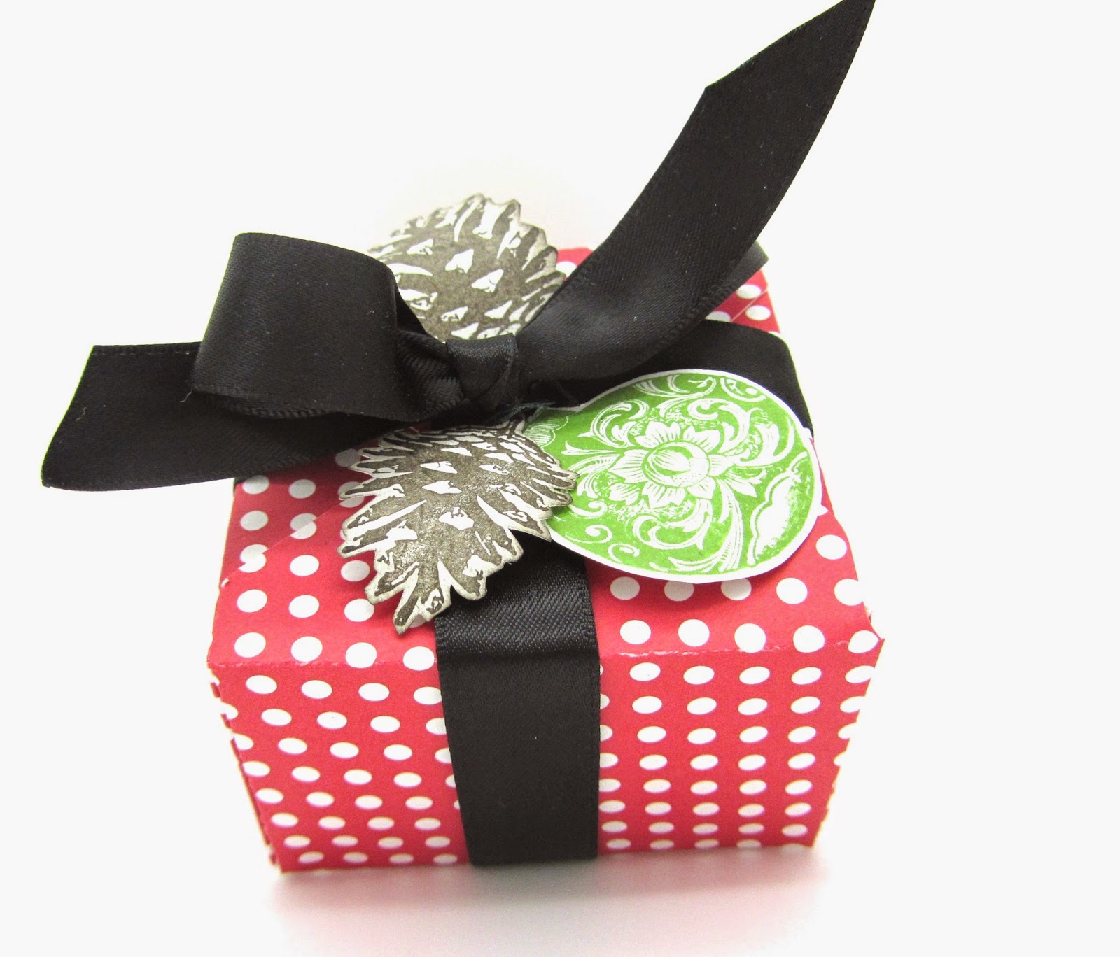 PinkBlingCrafter A Christmas Gift Box with the Punch Board