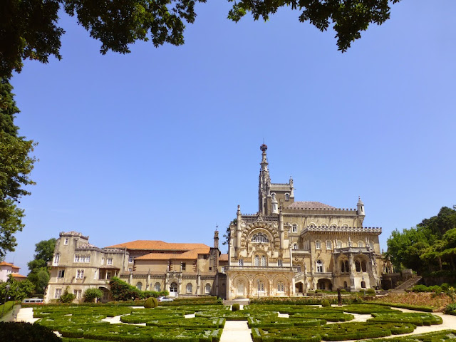 Hotel Palace e Iglesia en la Mata do Buçaco, Portugal por El Guisante Verde Project