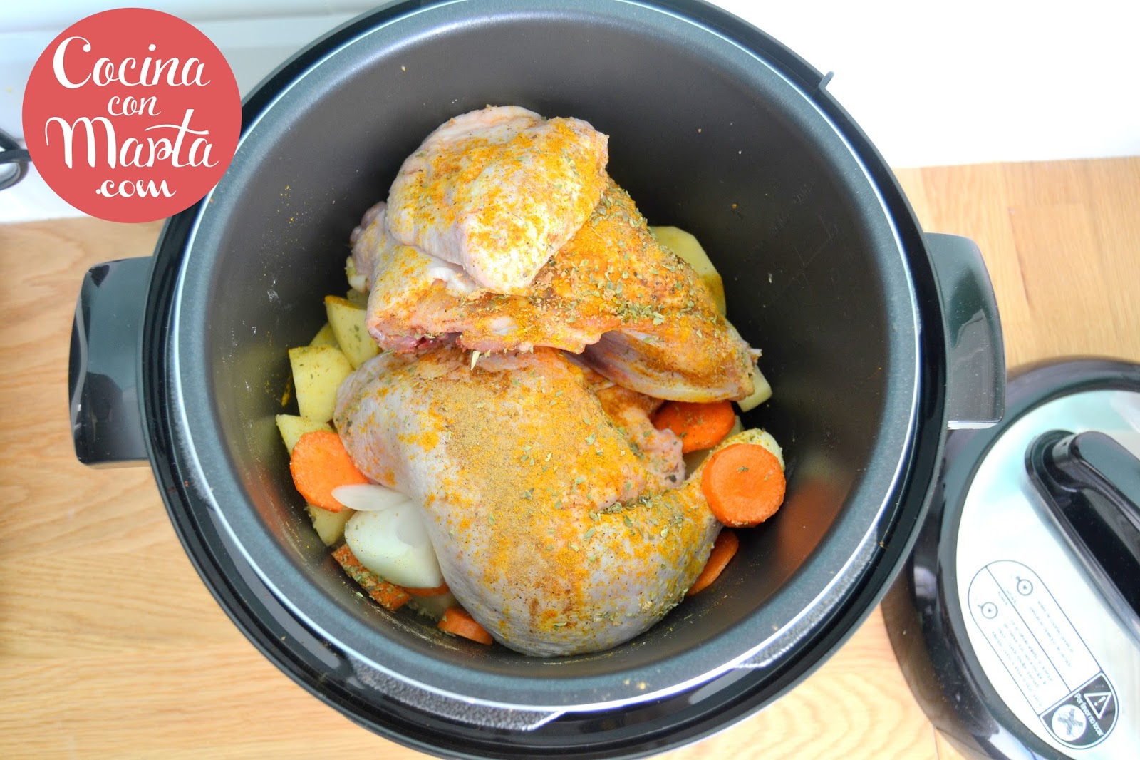 Receta casera de pollo asado en olla GM, con verduras, patatas y zanahorias. Fácil, rápido y sencillo.